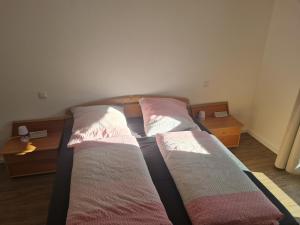 Postel nebo postele na pokoji v ubytování Ferienwohnung am Rursee