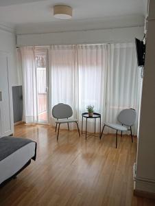Televízia a/alebo spoločenská miestnosť v ubytovaní Hostal El Ninot