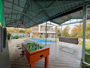 Bazén v ubytování Stay Leisurely Leviosa 3BHK, Karjat nebo v jeho okolí