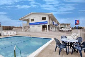 Bazén v ubytování Motel 6-McKinney, TX - North nebo v jeho okolí