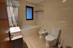 Un baño con inodoro, lavabo y bañera. en The North House by Ponta Negra Azores, en Biscoitos 15 fotos más