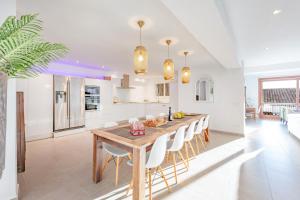 a kitchen and dining room with a wooden table and chairs at Mimar Altea Exclusive in Altea
