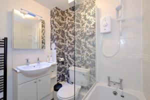 Ένα μπάνιο στο Fonthill Apartment - central, free parking off street +16 φωτογραφίες