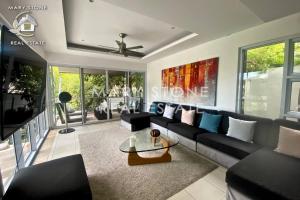 Μια τηλεόραση ή/και κέντρο ψυχαγωγίας στο Villa Tree Samui - Unique 5BR Tropical Villa