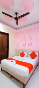 Postel nebo postele na pokoji v ubytování Hotel Rose - Near Yashobhoomi Convention Centre