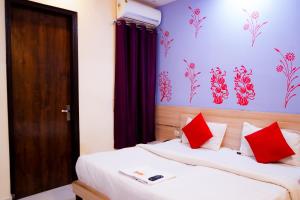 Postel nebo postele na pokoji v ubytování Hotel Rose - Near Yashobhoomi Convention Centre