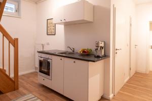 Una cocina con gabinetes blancos y encimera. en Homely Berlin - Spacious Flat Quiet, Friedrichstraße, River, en Berlín