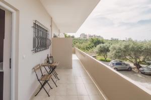 En balkon eller terrasse på Cozy Living Apartments Chania close to the beach
