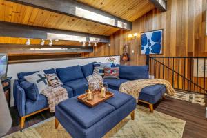 Χώρος καθιστικού στο Apres All Day Stylish Retreat Near Beach & Slopes