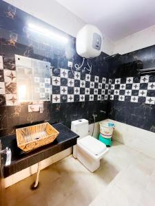 Bilik mandi di Hotel Classical Opposite Nizamuddin Railway Station