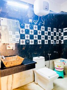 Bilik mandi di Hotel Classical Opposite Nizamuddin Railway Station