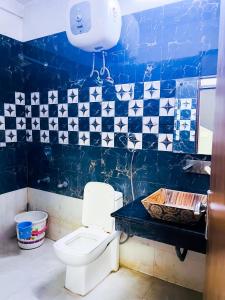 Bilik mandi di Hotel Classical Opposite Nizamuddin Railway Station