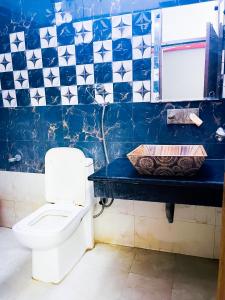 Bilik mandi di Hotel Classical Opposite Nizamuddin Railway Station
