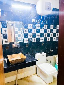 Bilik mandi di Hotel Classical Opposite Nizamuddin Railway Station