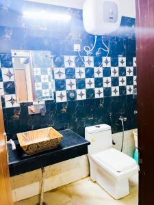 Bilik mandi di Hotel Classical Opposite Nizamuddin Railway Station