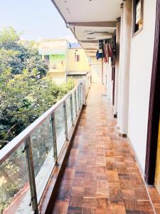 Balkoni atau teres di Hotel Classical Opposite Nizamuddin Railway Station