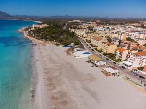 an aerial view of a beach with buildings and the ocean at Delightful three room flat with patio near Budoni in Tanaunella