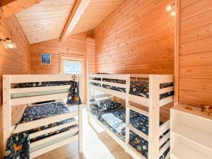 Cabaña de madera con 4 literas en Chalet neuf le doux glace, en Valloire