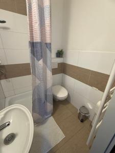 a bathroom with a sink and a toilet and a shower at Gemütlich und zentral 5 Minuten zum Hauptbahnhof in Düsseldorf +7 photos