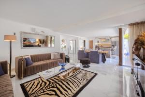 ein Wohnzimmer mit einem Sofa und einem Zebra-Teppich in der Unterkunft VillaCINCO in Sitio de Calahonda