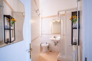 ein weißes Badezimmer mit Waschbecken und Toilette in der Unterkunft Elegantis La Dolce Vista Apartment with private terrace and fantastic View in Rom