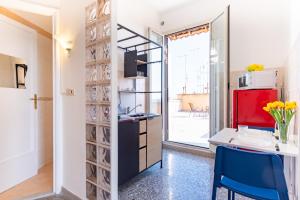 eine Küche mit einem Schreibtisch und einem roten Kühlschrank in der Unterkunft Elegantis La Dolce Vista Apartment with private terrace and fantastic View in Rom + 27 Fotos