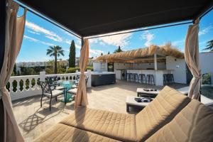 ein Blick vom Balkon eines Hauses in der Unterkunft VillaCINCO in Sitio de Calahonda