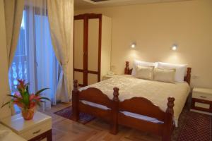 Rúm í herbergi á IN Hotel Zlatar ex Zlatarski Biseri