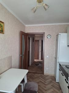 Η κουζίνα ή μικρή κουζίνα στο Двухкомнатная квартира в посёлке Боровое в Казахстане