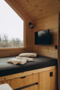 Rúm í herbergi á Tiny house s wellness
