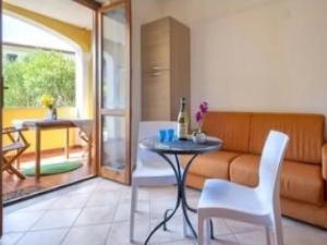 Ruang duduk di Cozy flat just steps from Baia delle Mimose beach +21 gambar