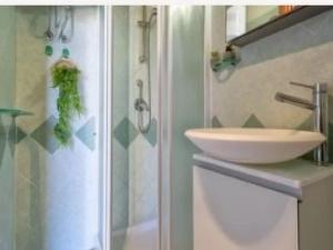Bilik mandi di Cozy flat just steps from Baia delle Mimose beach