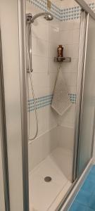 una doccia con una porta in vetro in un bagno di Camera doppia con bagno e terrazza a Venezia