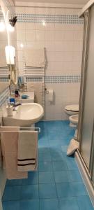 bagno con lavandino e 2 servizi igienici di Camera doppia con bagno e terrazza a Venezia