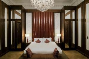 Postel nebo postele na pokoji v ubytování The Ritz-Carlton, Vienna