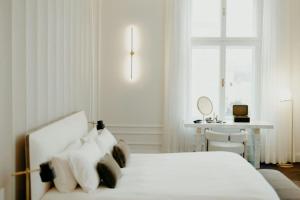 Postel nebo postele na pokoji v ubytování The Ritz-Carlton, Vienna