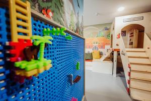 ein Kinderzimmer mit einer Lego-Wand in der Unterkunft Stay4U Apartments Belle View in Szklarska Poręba
