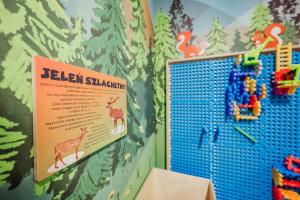 ein Schild an der Wand eines Zimmers mit Giraffen in der Unterkunft Stay4U Apartments Belle View in Szklarska Poręba + 123 Fotos