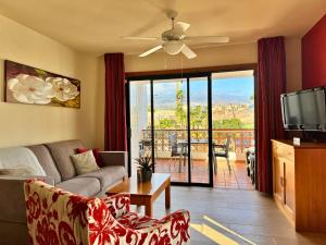 Una televisión o centro de entretenimiento en Fairways Club