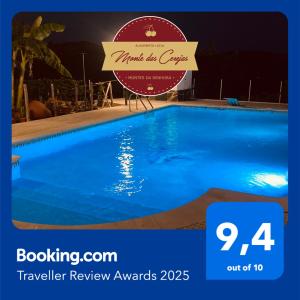 Montes da SenhoraMonte das Cerejas的游泳池旁的夜间标志