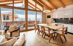 Kuchyň nebo kuchyňský kout v ubytování AlpenPura - Chalet mit Sauna und Panoramablick