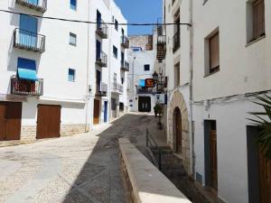ペニスコラにあるA H RENTALS Casa Mira en Calmaの白い建物の通路の空き通り +22枚の写真
