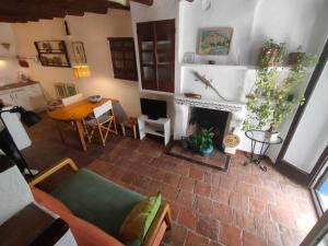 ペニスコラにあるA H RENTALS Casa Mira en Calmaのソファと暖炉のあるリビングルーム
