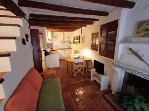 ペニスコラにあるA H RENTALS Casa Mira en Calmaのソファとテーブルのあるリビングルーム