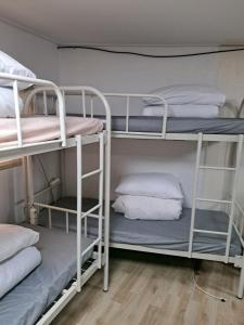 En eller flere senge i et værelse på DDM Stay