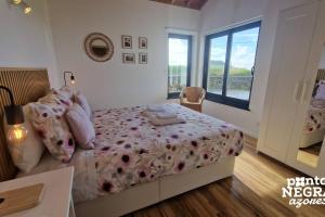 Postel nebo postele na pokoji v ubytování Photography House by PontaNegraAzores