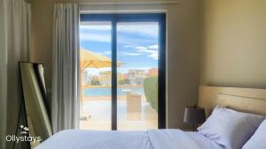 Ένα ή περισσότερα κρεβάτια σε δωμάτιο στο Ollystays Tawila 3BR Townhouse Shared Pool