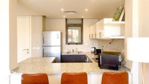 Η κουζίνα ή μικρή κουζίνα στο Ollystays Tawila 3BR Townhouse Shared Pool