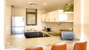 Η κουζίνα ή μικρή κουζίνα στο Ollystays Tawila 3BR Townhouse Shared Pool +17 φωτογραφίες