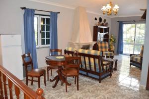 Gallery image of The Emigrant House by PontaNegraAzores in Biscoitos